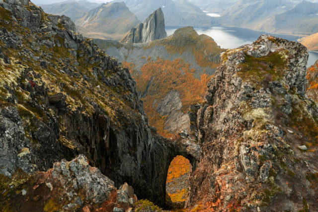 Arche naturelle d&rsquo;Istekongen &agrave; Senja, Norv&egrave;ge, avec le mont Segla en arri&egrave;re-plan