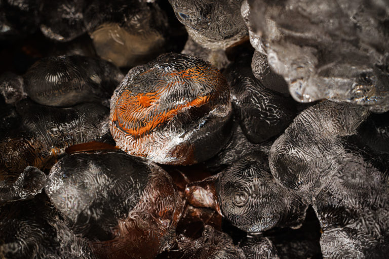 Macro de glace sculptée par le gel et le ruissellement, aux abords d’une cascade hivernale en Haute-Savoie. Texture fascinante et jeux de lumière.