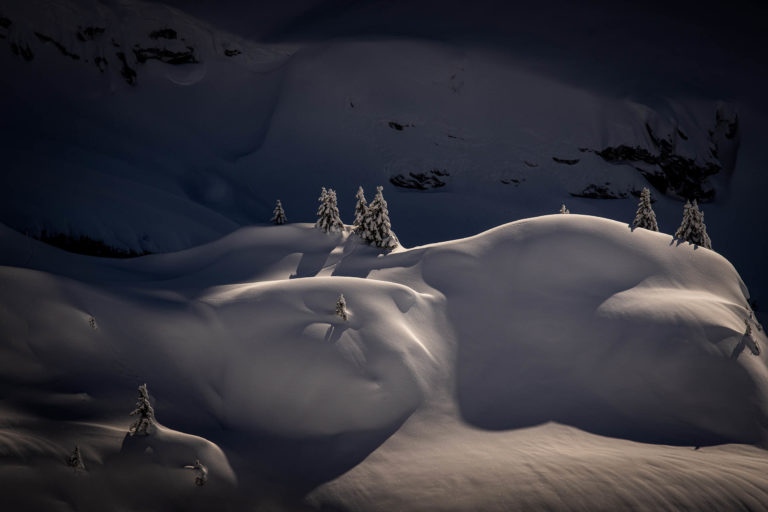 Reliefs de neige velout&eacute;e &eacute;clair&eacute;s par une lumi&egrave;re rasante sous les Dents d&rsquo;Oddaz, vus depuis la T&ecirc;te de Bostan dans le massif du Haut-Giffre (Samo&euml;ns, Haute-Savoie) &ndash; photographie Alexandre Deschaumes
