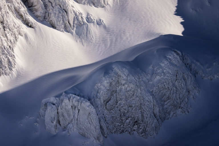 Reliefs de neige sculpt&eacute;e par le vent et falaises givr&eacute;es des Dents Blanches observ&eacute;es depuis la T&ecirc;te de Bostan, massif du Haut-Giffre (Samo&euml;ns, Haute-Savoie) &ndash; photographie Alexandre Deschaumes