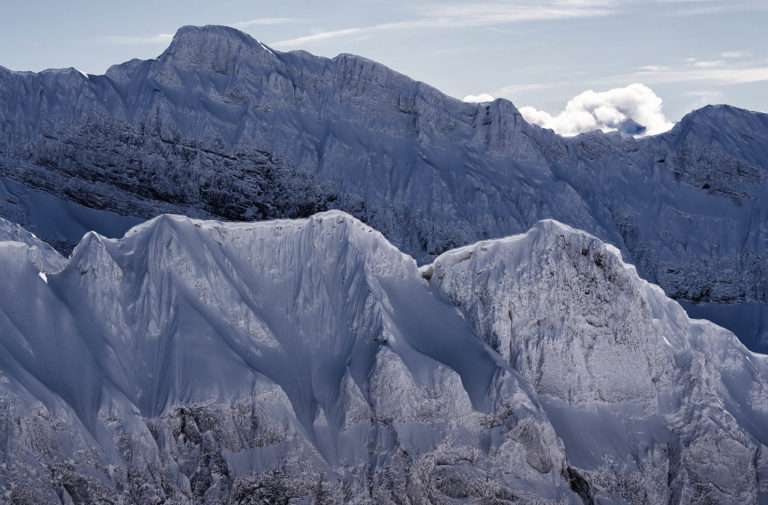 Falaises et couloirs enneig&eacute;s des Dents d&rsquo;Oddaz recouverts de givre et de neige, vus depuis la T&ecirc;te de Bostan dans le massif du Haut-Giffre, Samo&euml;ns (Haute-Savoie)