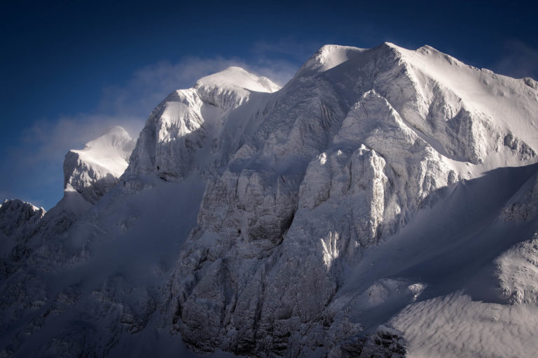 Parois et couloirs des Dents Blanches recouverts d&rsquo;un pl&acirc;trage intense de neige et de givre vus depuis la T&ecirc;te de Bostan, massif du Haut-Giffre, Samo&euml;ns