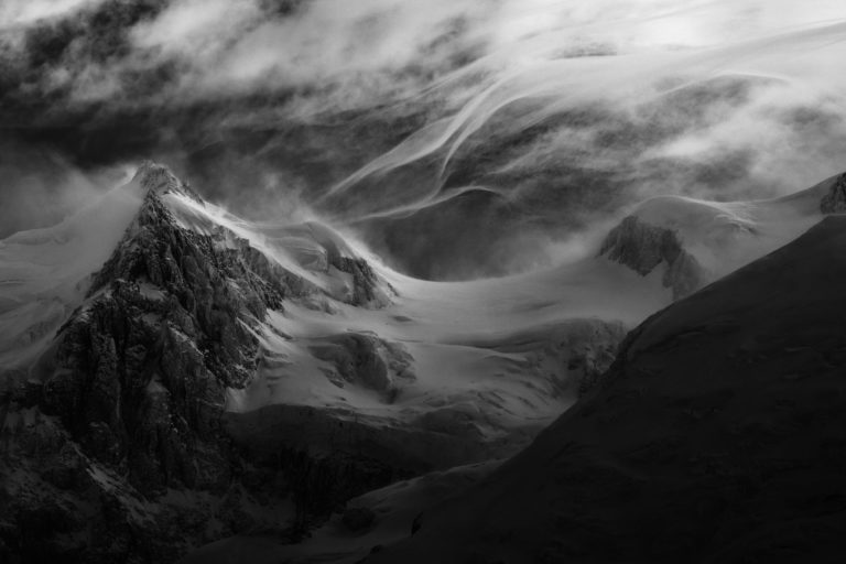 Mont Maudit massif du Mont-Blanc noir et blanc, nuages orographiques – photo Alexandre Deschaumes