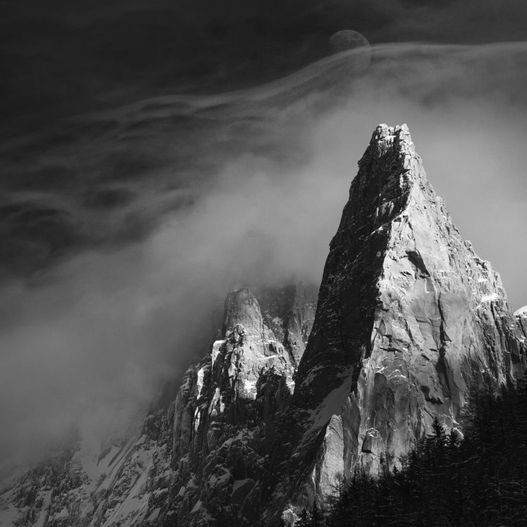 lune drus noir et blanc chamonix cosmique