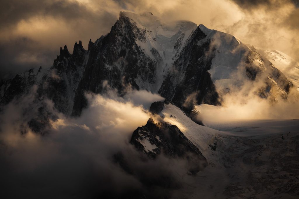 Umbersun Aiguilles du Diable et Mont Blanc du Tacul, massif du Mont-Blanc vus depuis le refuge du Couvercle, Chamonix. Lumière dramatique de fin de journée.