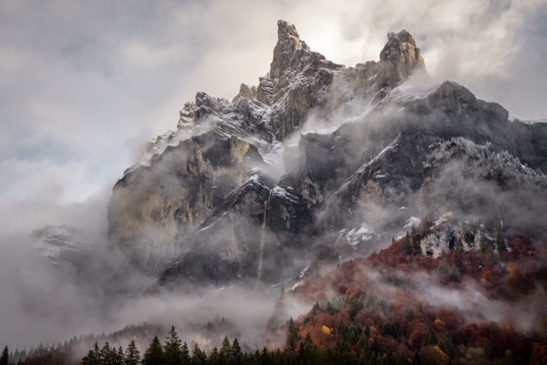 Massif du Haut-Giffre sous la neige et la brume en automne – Tenneverge et Corne du Chamois dans le cirque du Fer à Cheval – Alexandre Deschaumes
