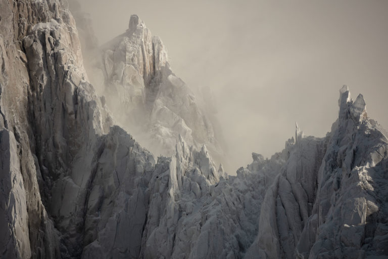 flammes-de-pierre-dru-chamonix-brume-glace