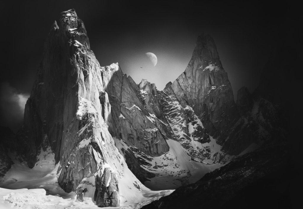 Ce qu'apporte la Lune Photo noir et blanc d’Alexandre Deschaumes – Condors des Andes et lever de lune sur les aiguilles Raphael et Saint-Exupery, parc Los Glaciares, Patagonie Argentine