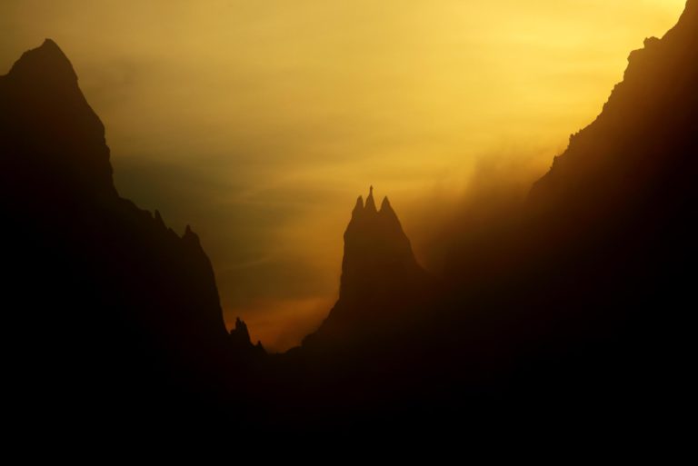 dames anglaises silhouette ciel jaune italie montagne