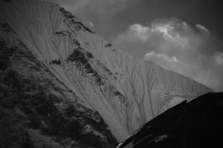 glissement sourd texture noir et blanc nepal machapuchare