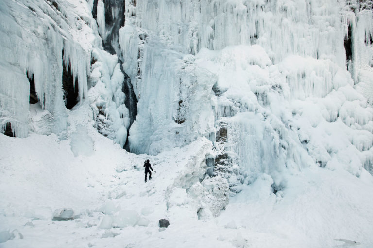 silhouette-cascade-gelee-haut-giffre-cascade-de-sales-hiver