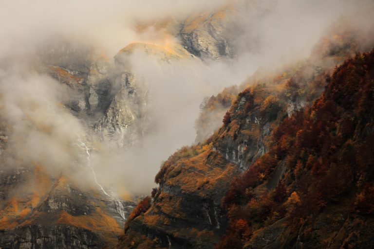 Bout du Monde, cirque du Fer-à-Cheval à Sixt-Fer-à-Cheval, forêt automnale et brume, photographie d’Alexandre Deschaumes.