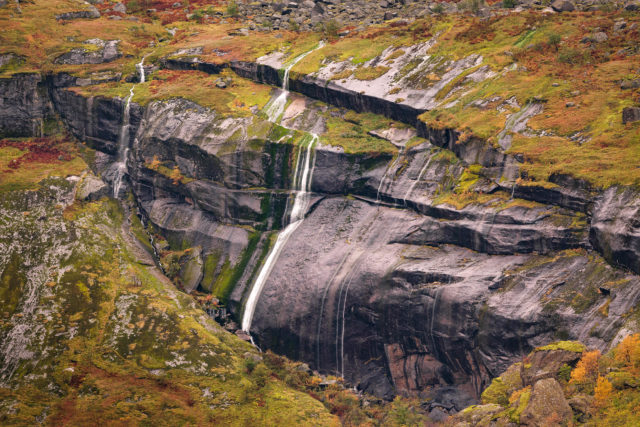 <p>Cascade s&rsquo;&eacute;coulant sur des dalles de granite au c&oelig;ur des paysages bor&eacute;aux des Lofoten, Norv&egrave;ge</p>

