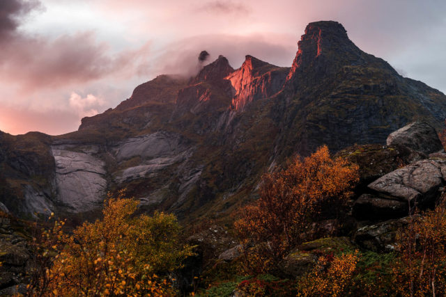 Sommet de Tonsasheia dominant Nusfjord, aux Lofoten, &eacute;clair&eacute; par la lumi&egrave;re du soir