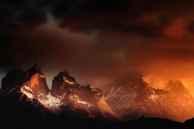 Les larmes ardentes d'un jour naissant Lever de soleil Cuernos del Paine Chili Patagonie – photo Alexandre Deschaumes