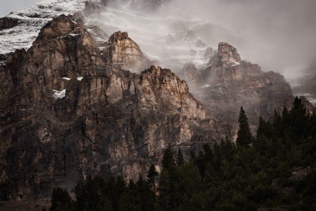 Falaises au-dessus de la Vallée Étroite – Massif des Cerces Falaises et forêts sous la neige dans la Vallée Étroite, massif des Cerces, Hautes-Alpes