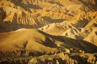 8667-2017 mustang lo mantang jaune desert ruine