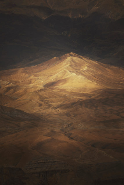 D U N E Reliefs dorés du Mustang au Népal éclairés par une lumière dramatique, ambiance désertique et science-fiction